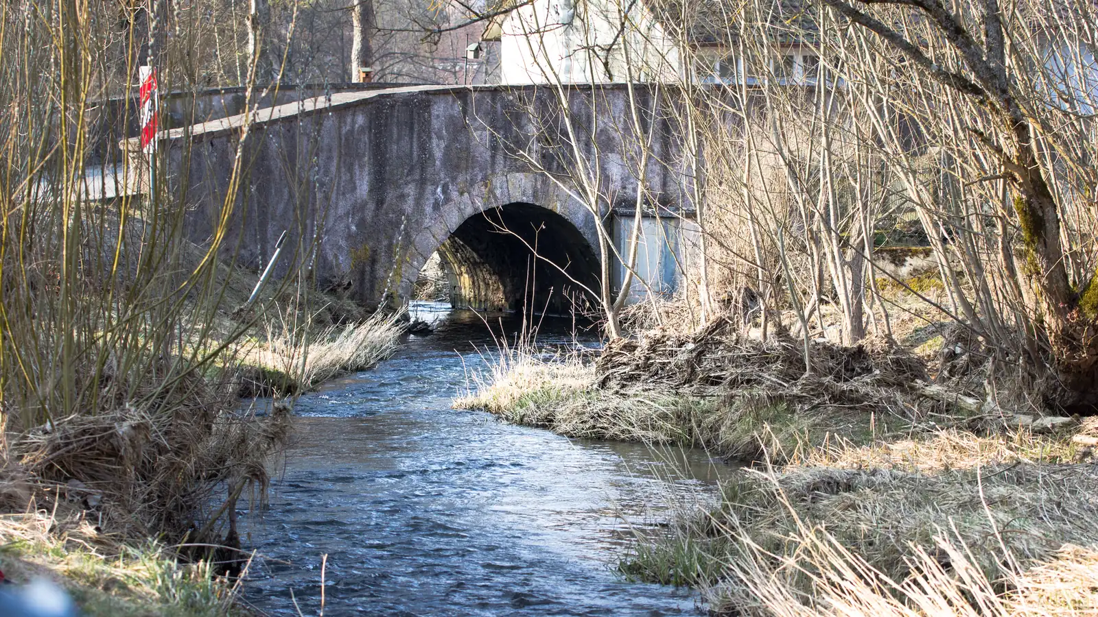 Alte Steinbrücke über den Heimbach im zeitigen Frühjahr