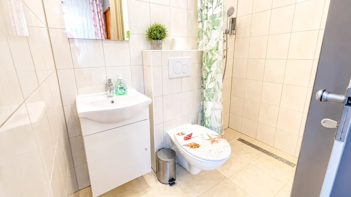 Badezimmer mit Waschbecken, WC und Dusche
