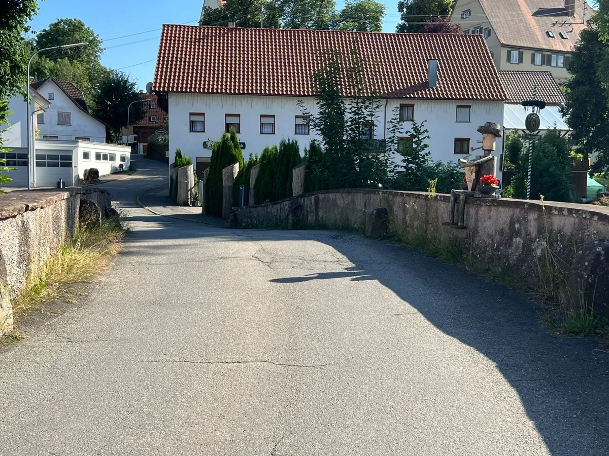 Dorfstraße in Fluorn-Winzeln beim Hotel Hirsch