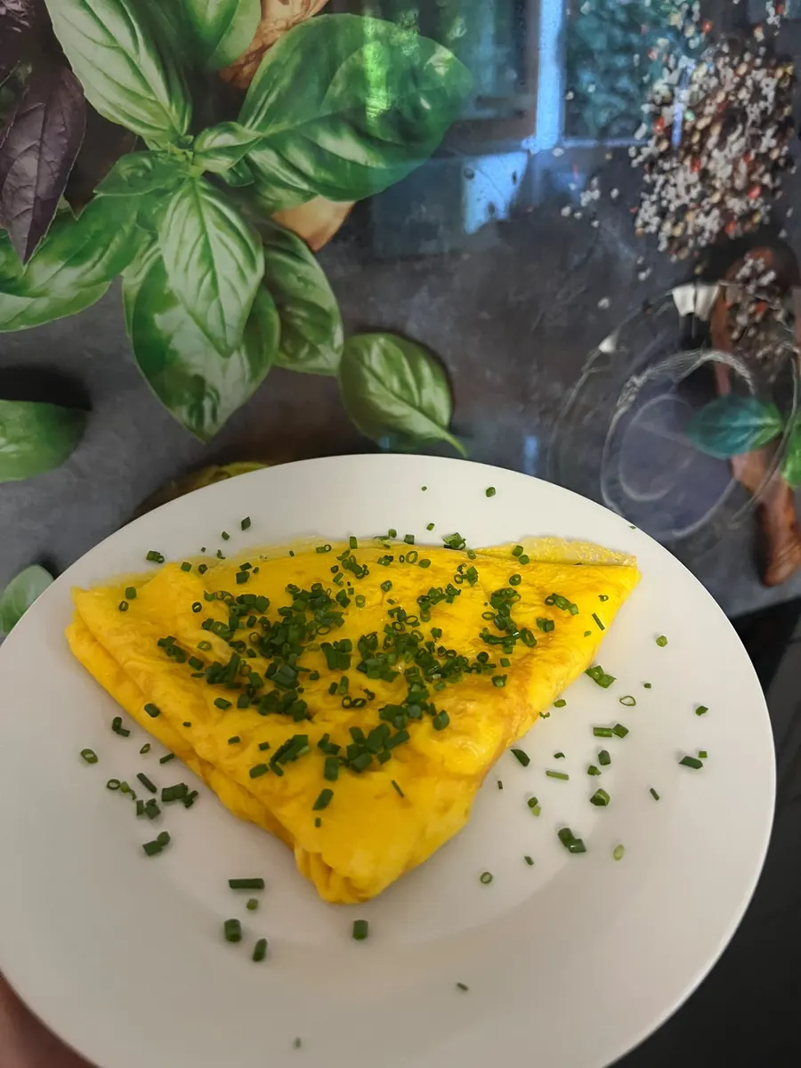 Frisch zubereitetes Omelett mit Schnittlauch