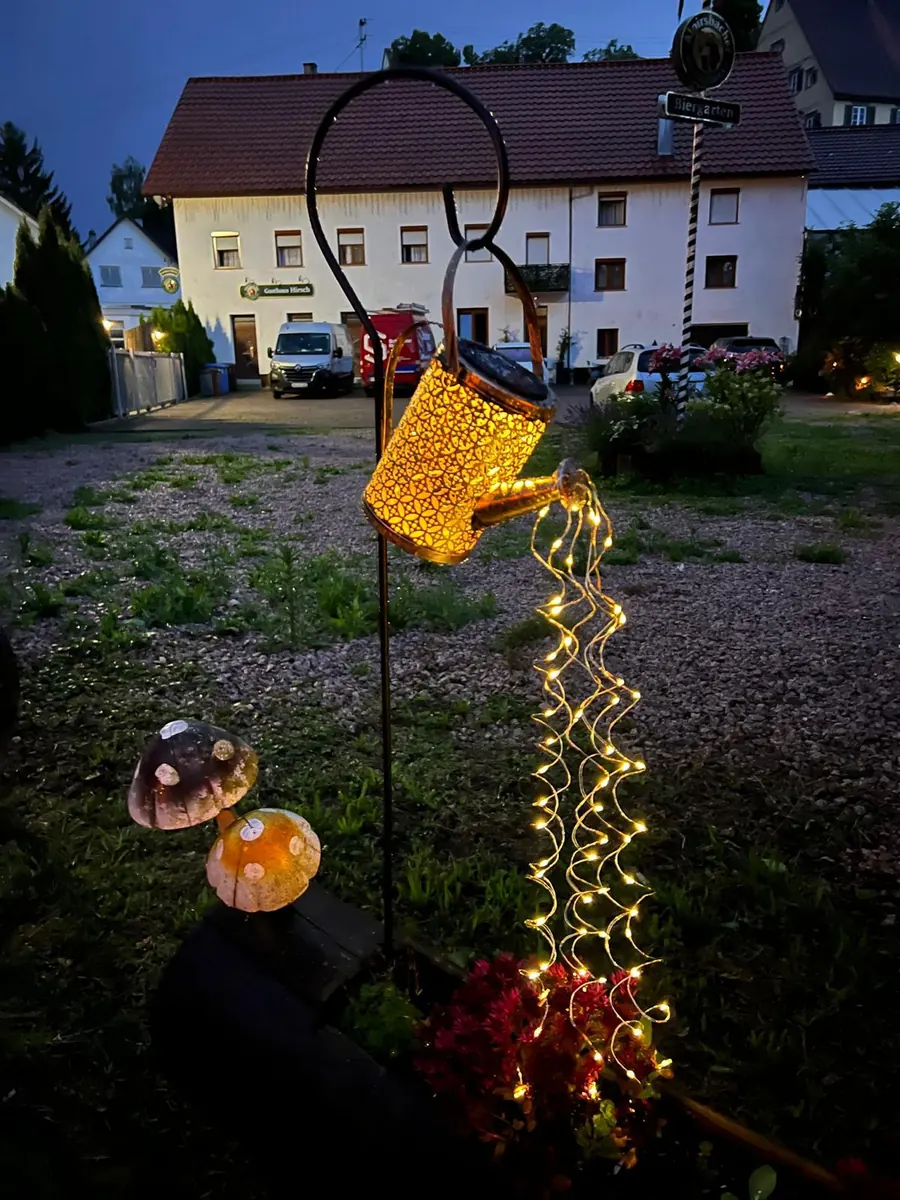 Lichterdeko im Garten in der Abenddämmerung