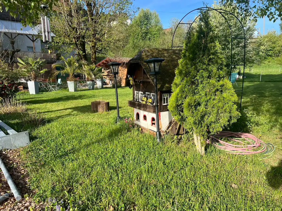 Dekoratives Schwarzwaldhäuschen im Garten