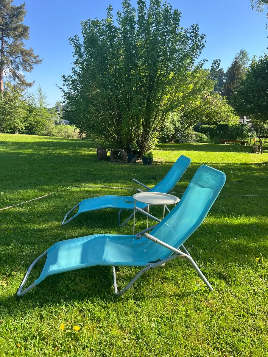 Sonnenliegen im Schatten der alten Bäume