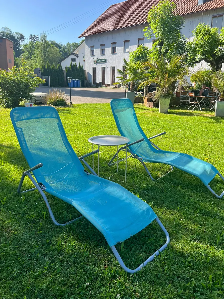 Zwei Sonnenliegen mit Beistelltisch im Garten