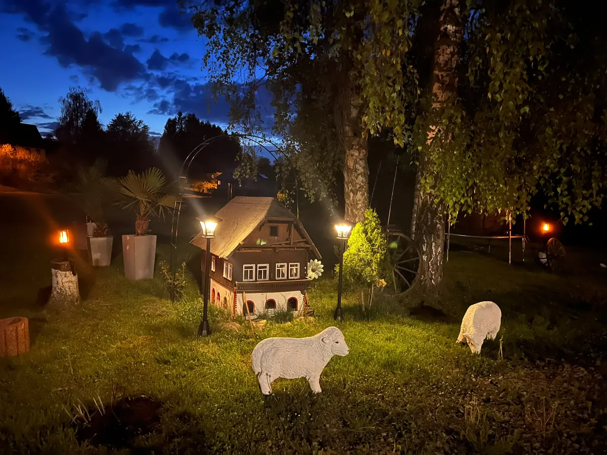 Der beleuchtete Garten am Abend