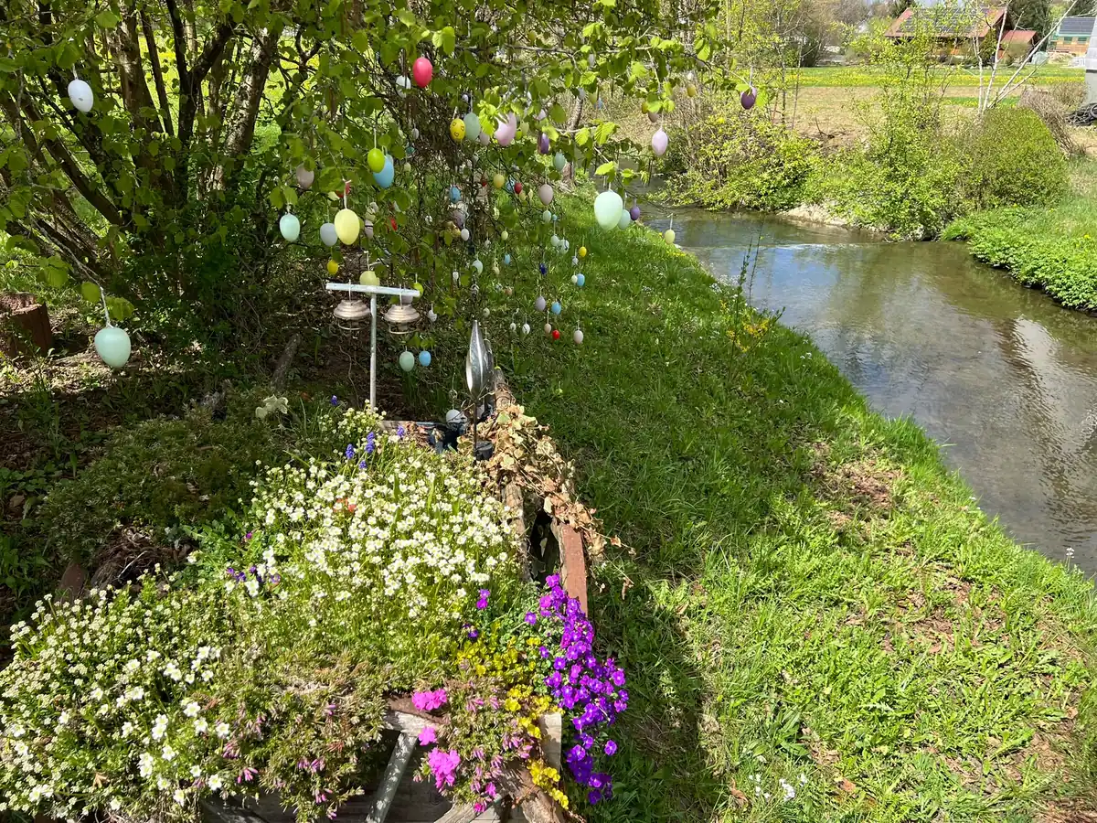 Österlich geschmückter Garten am Heimbach