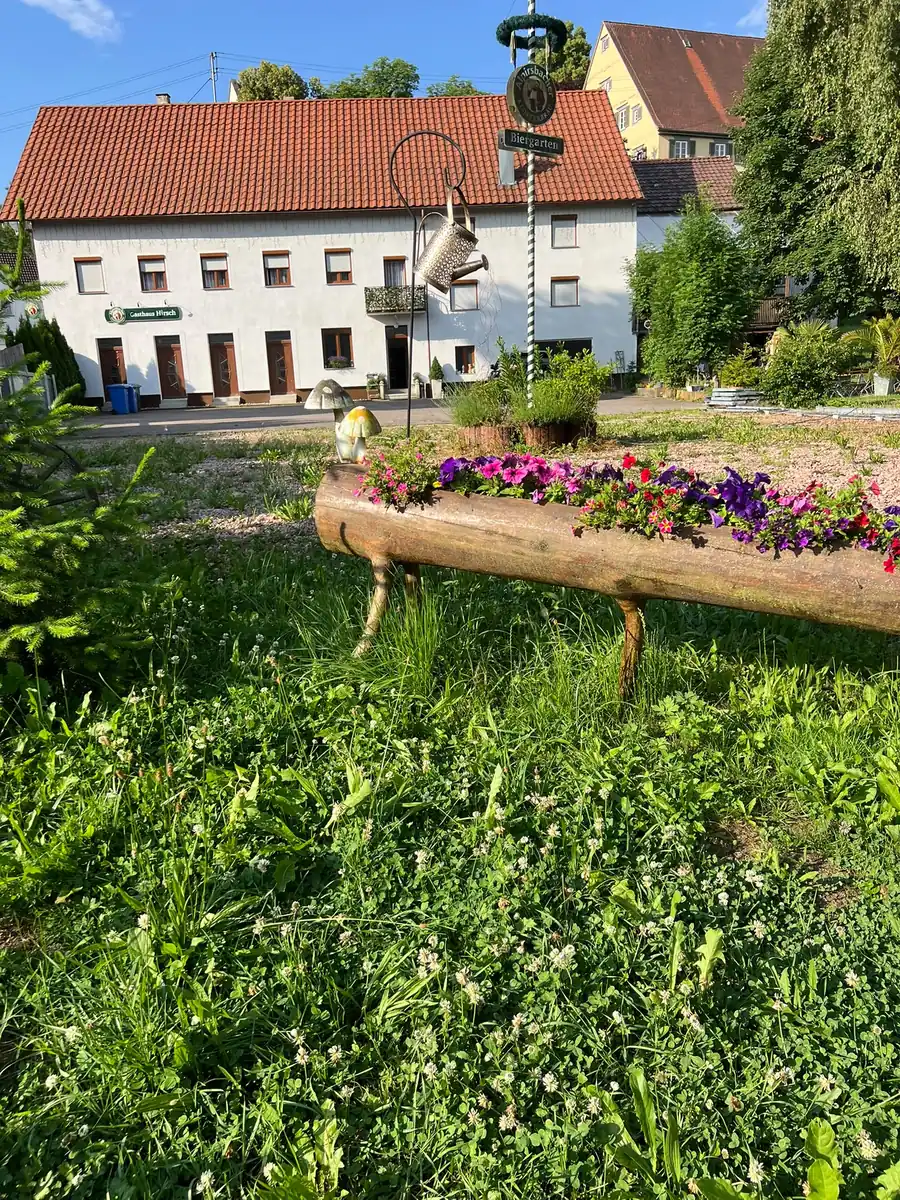 Das Hotel Hirsch mit blühendem Blumentrog im Vordergrund
