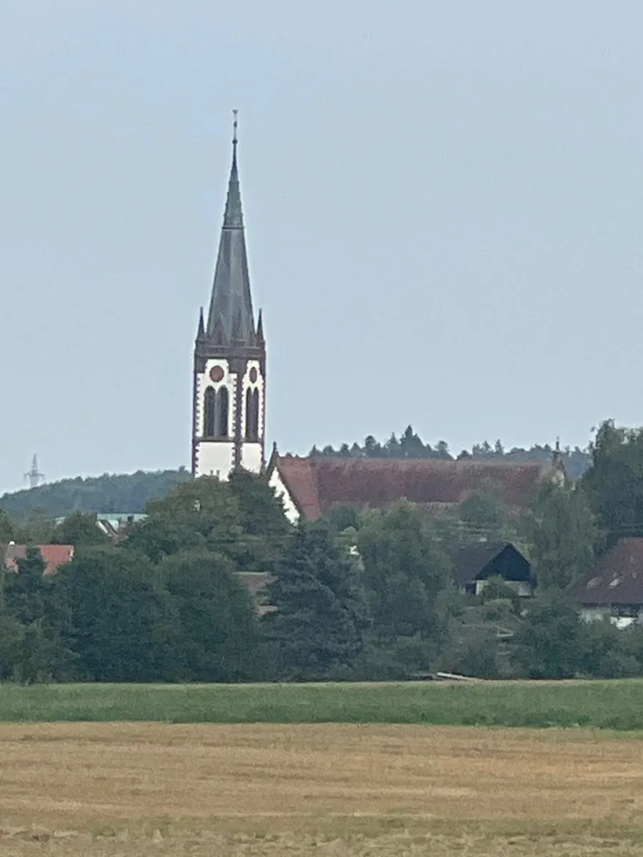 Die Kirche von Fluorn über den Feldern
