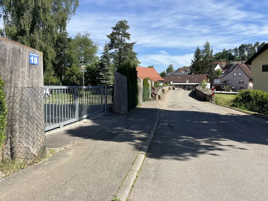 Die Einfahrt zum Parkplatz an der Schmidgasse 18