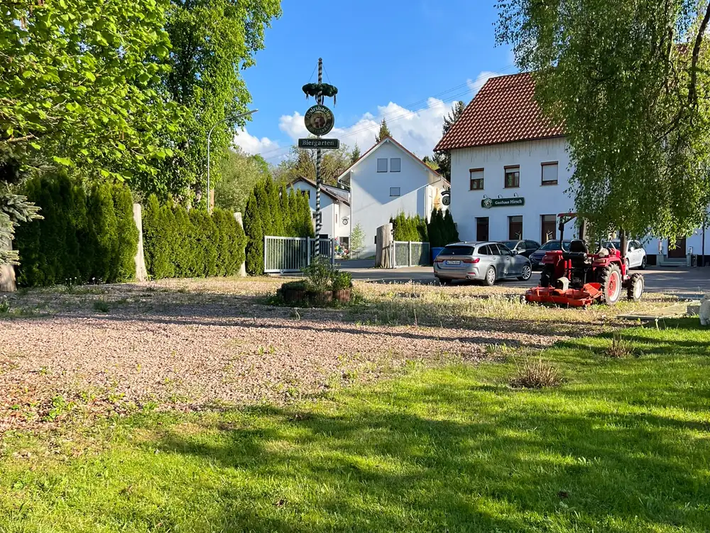 Der eigene Hof mit Stellplätzen direkt am Haus