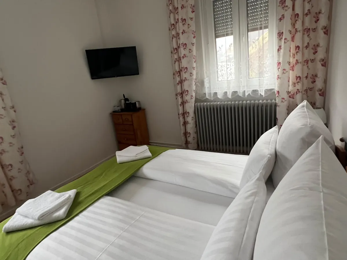 Doppelzimmer mit Flachbild-TV am Fenster