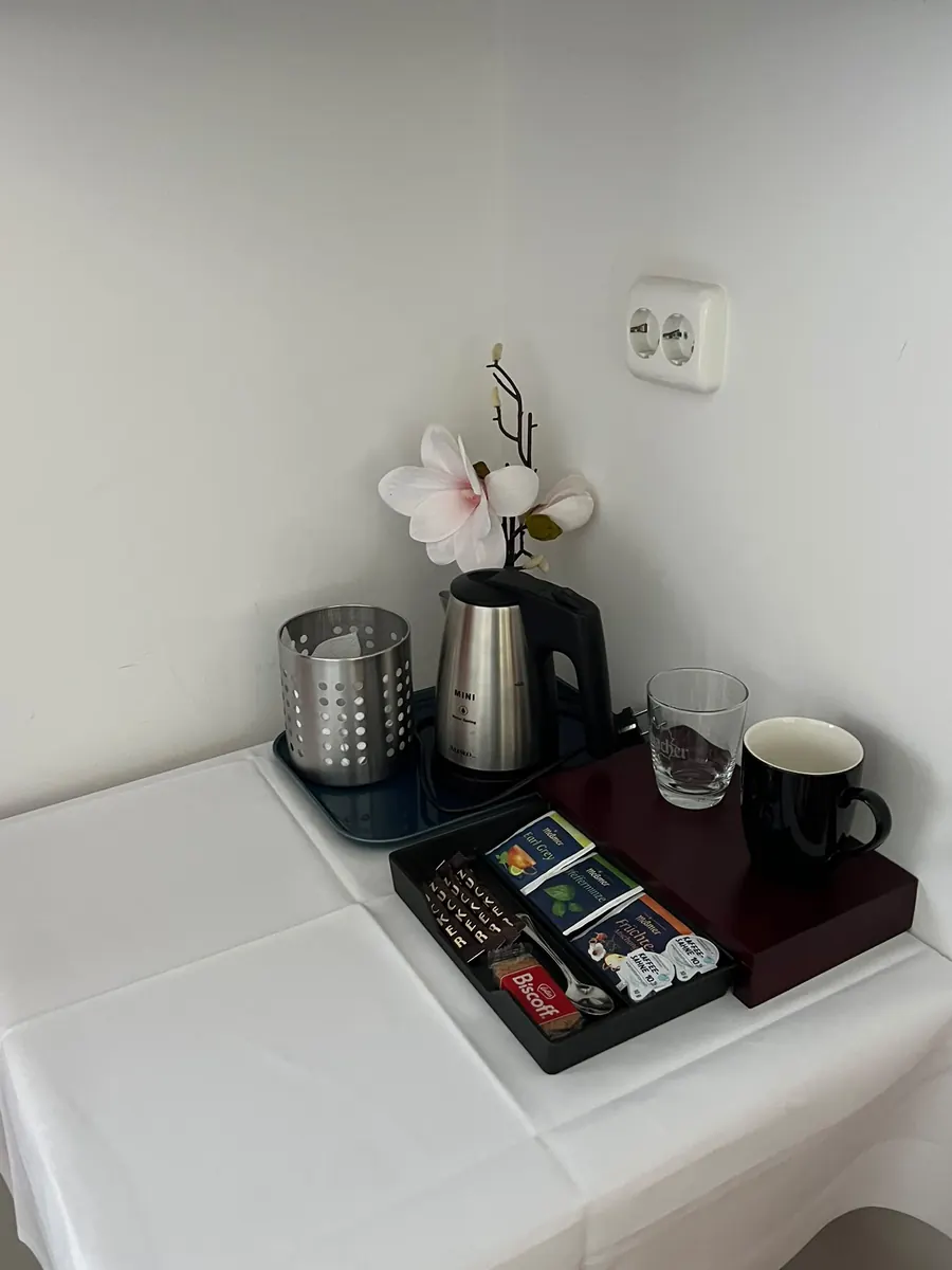 Wasserkocher mit Kaffee- und Teeauswahl im Zimmer