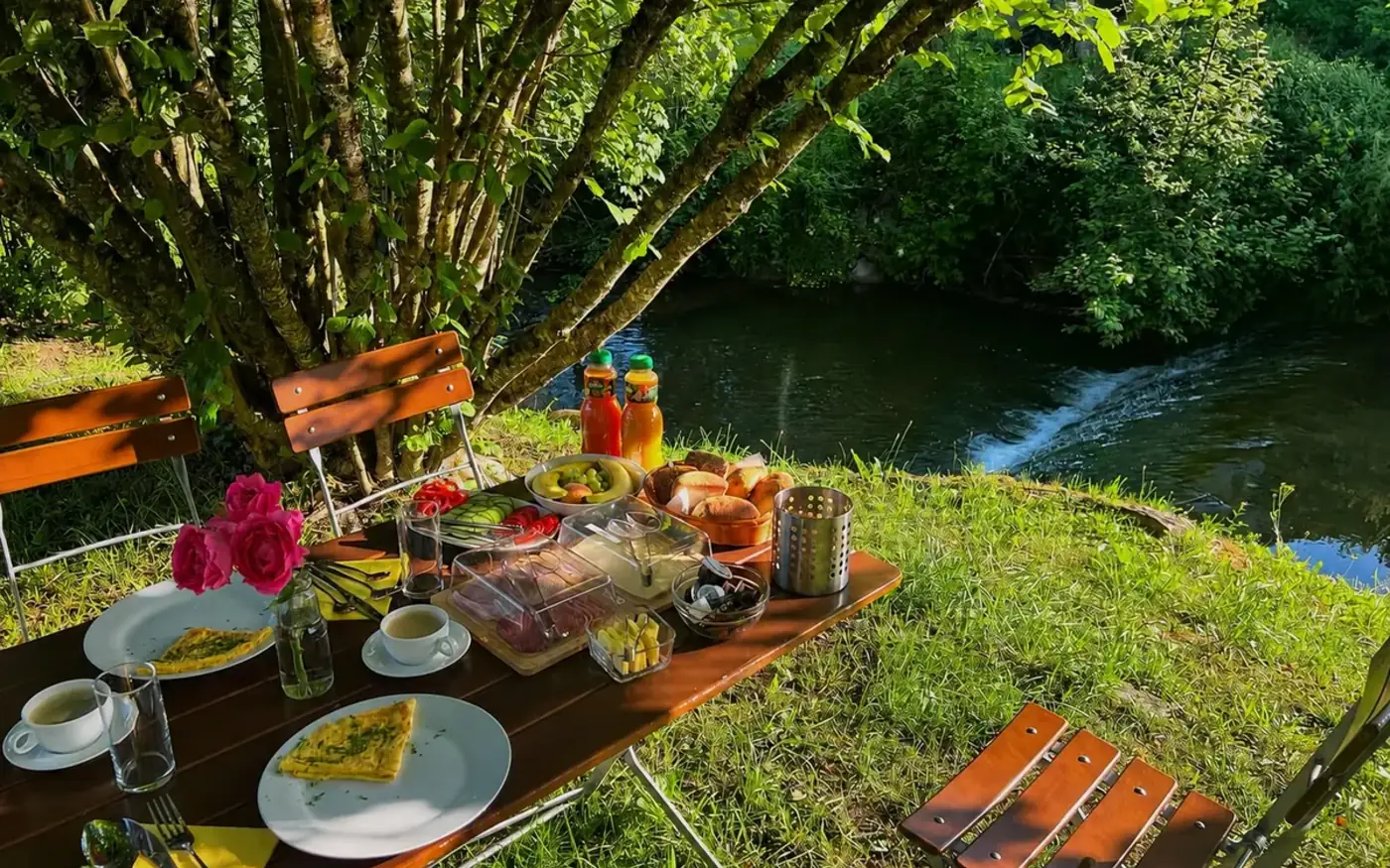 Gedeckter Frühstückstisch im Garten direkt am Heimbach