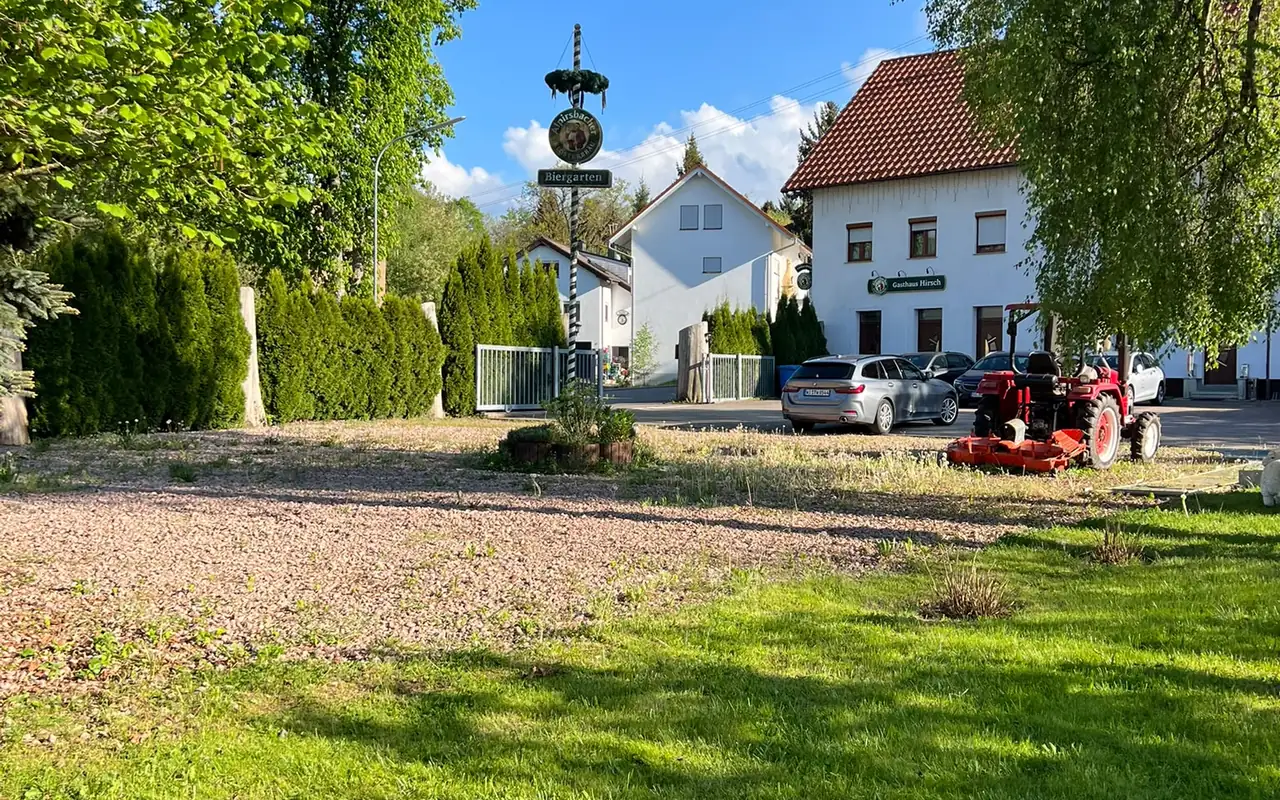 Das Gasthaus Hirsch mit Maibaum, vom Garten aus gesehen