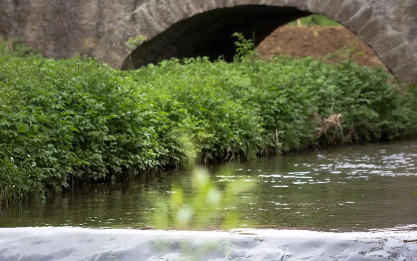 Die alte Steinbrücke und das Wehr am Heimbach