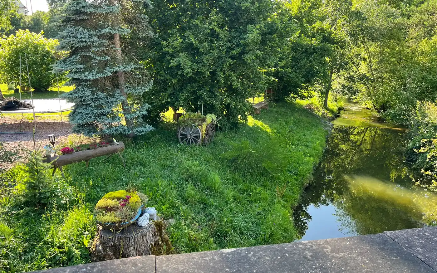 Der Heimbach fließt am Garten des Hotel Hirsch vorbei